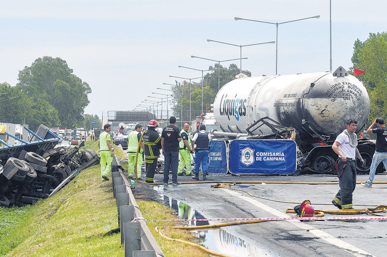 El camión de Liquigas estalló y murieron el conductor y el acompañante.