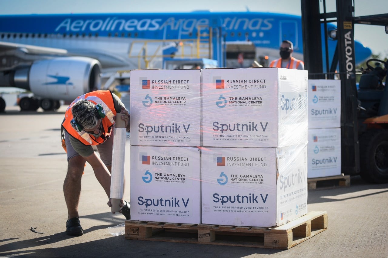 Un vuelo de Aerolíneas Argentinas trajo hoy, desde Moscú, 300 mil nuevas dosis de la vacuna Sputnik V.