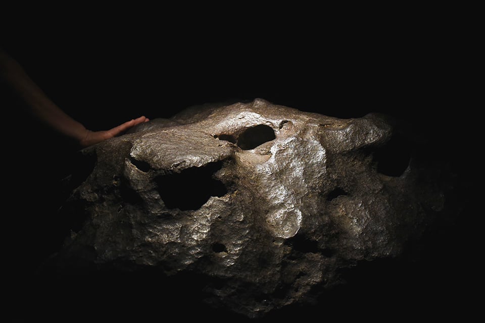El meteorito El Mataco de mil kilos de peso en exposición.