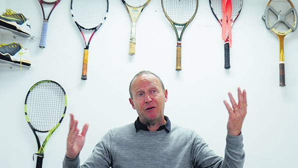 El tenis ocupa todos los espacios de la vida de Martín Jaite, y su oficina lo evidencia.