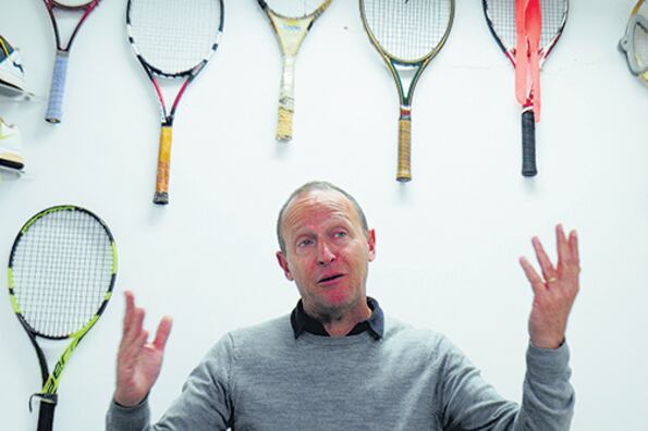 El tenis ocupa todos los espacios de la vida de Martín Jaite, y su oficina lo evidencia.
