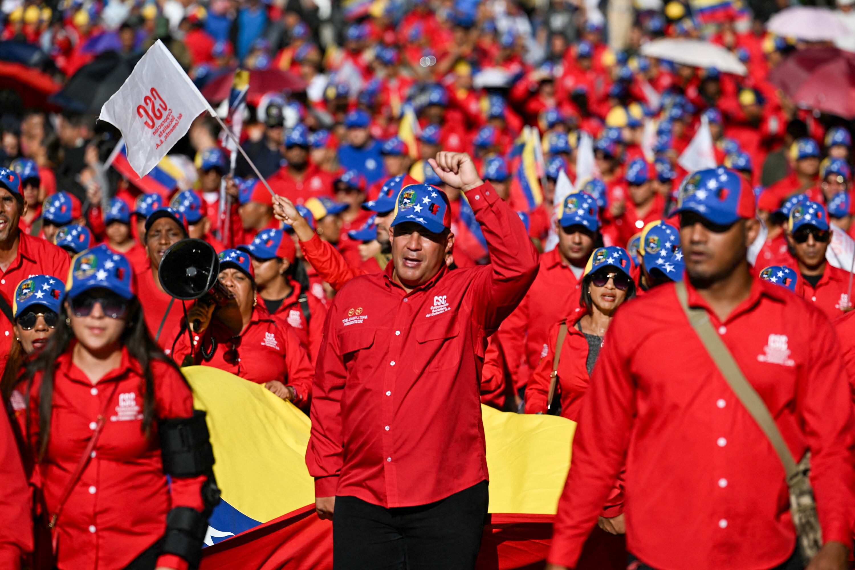 Militantes chavistas marchan en apoyo a Maduro en Caracas.