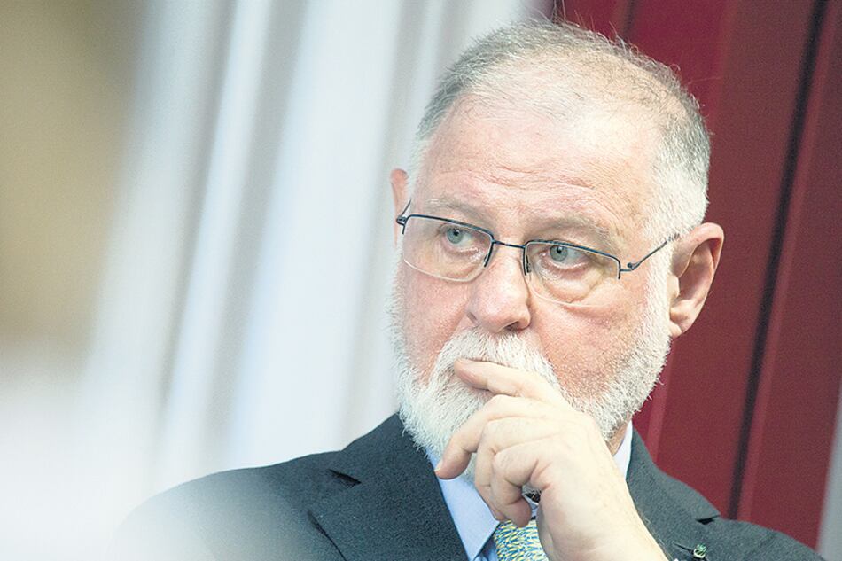 Manguel se va sin grandes logros que mostrar, salvo la adquisición de la biblioteca de Bioy Casares y Silvina Ocampo.