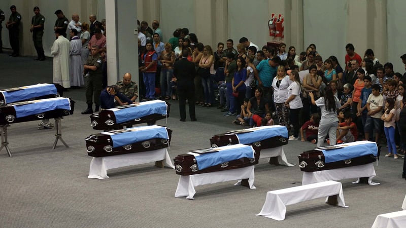 El último adios a cajón cerrado en el Centro de Convenciones de Santiago del Estero.