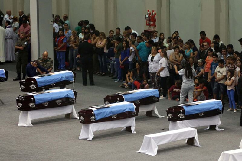 El último adios a cajón cerrado en el Centro de Convenciones de Santiago del Estero.