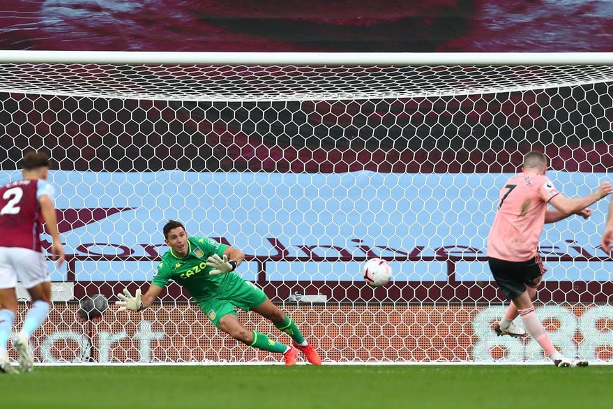 Dibu Martínez debutó en el Aston Villa atajando un penal en la primera jornada de la temporada pasada