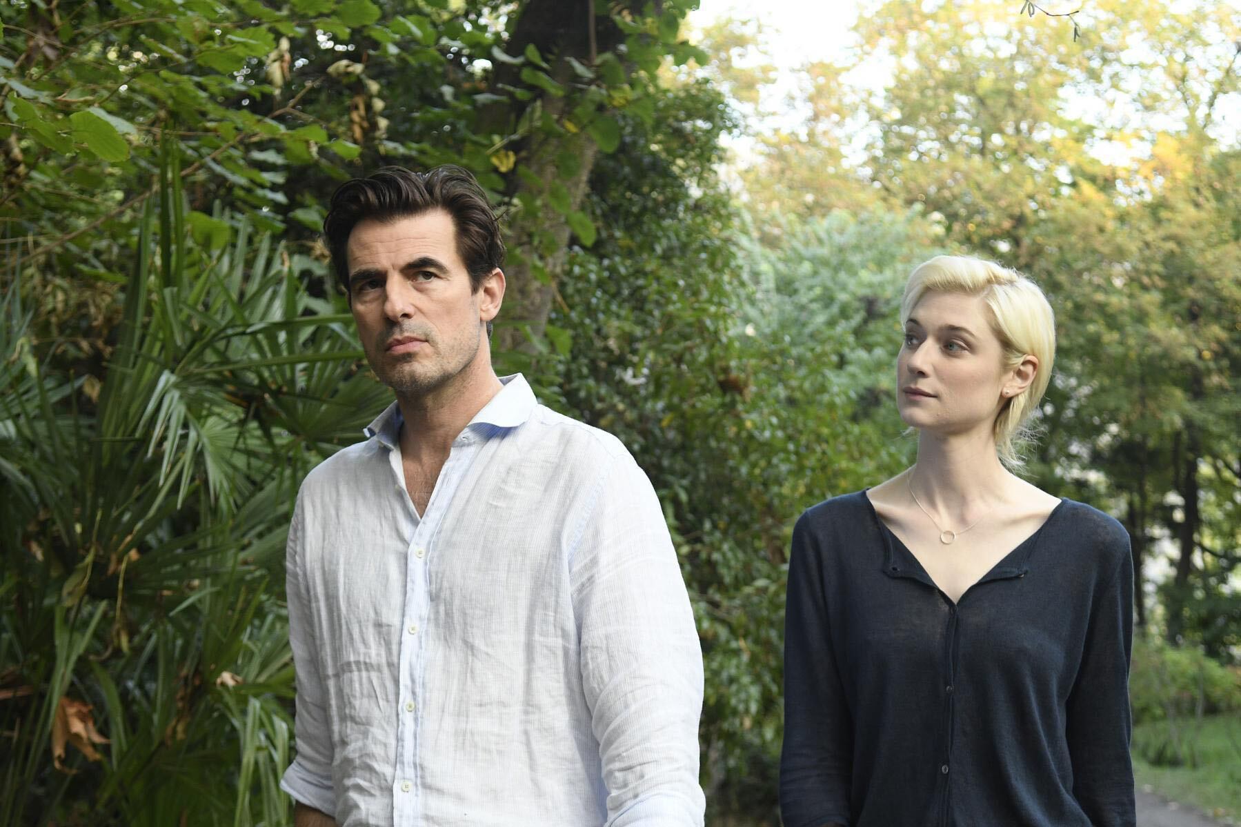 Claes Bang es algo así como un Pierce Brosnan de repuesto. A su lado, Elizabeth Debicki.