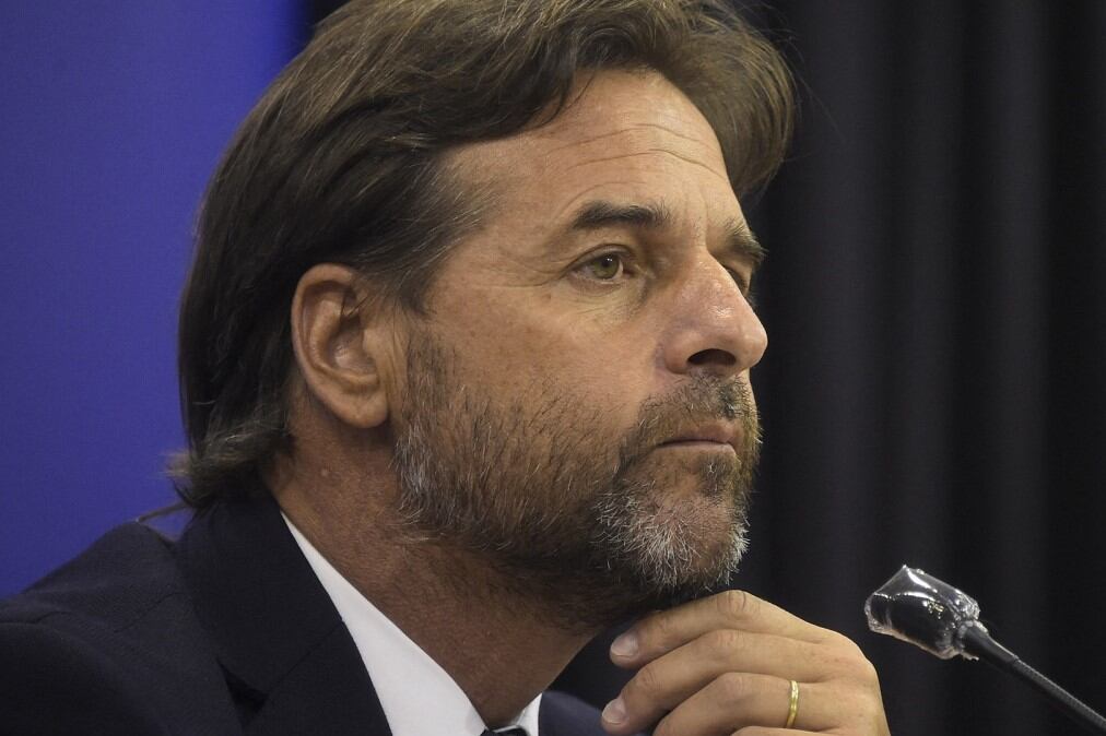 El presidente Luis Lacalle Pou se encuentra envuelto en una polémica por un tratamiento capilar que se hizo en junio de 2021. (Télam)