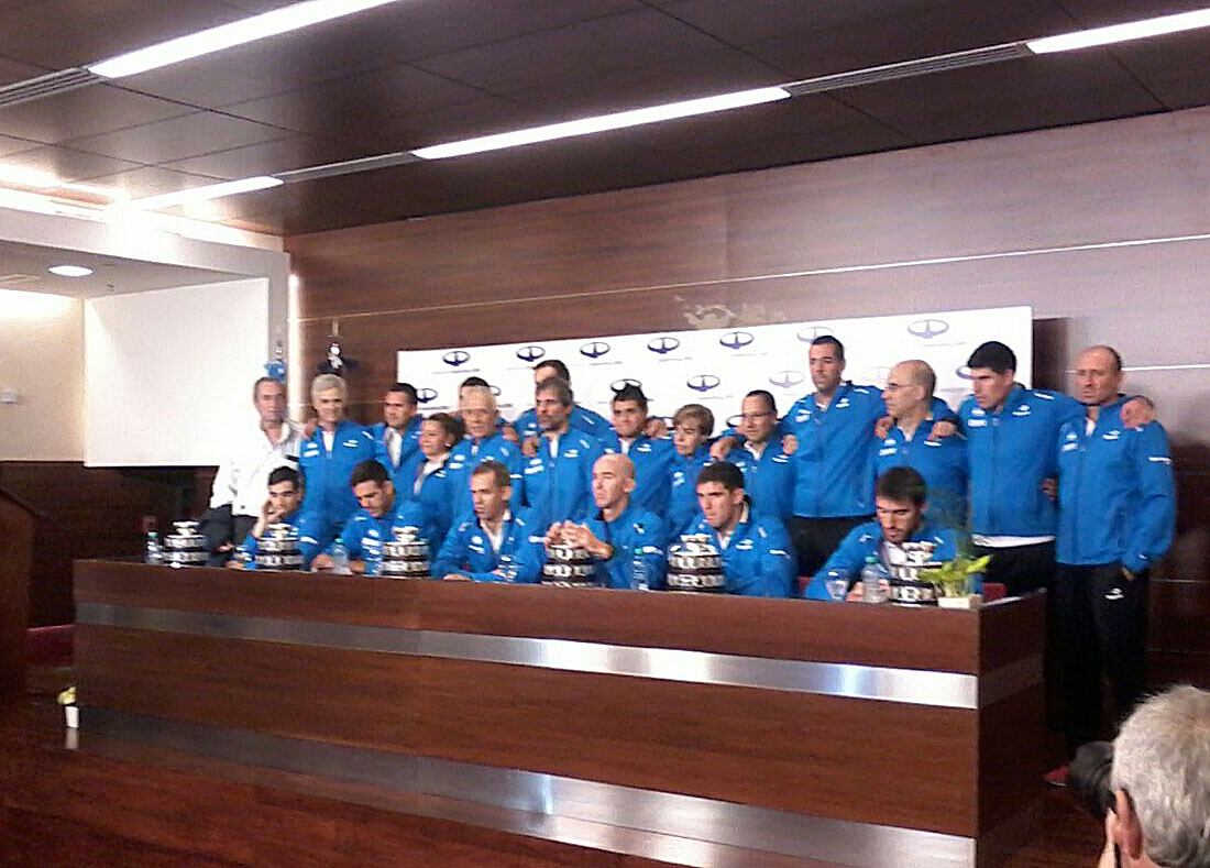 El equipo argentino levantó la ensaladera luego de la victoria de Delbonis.