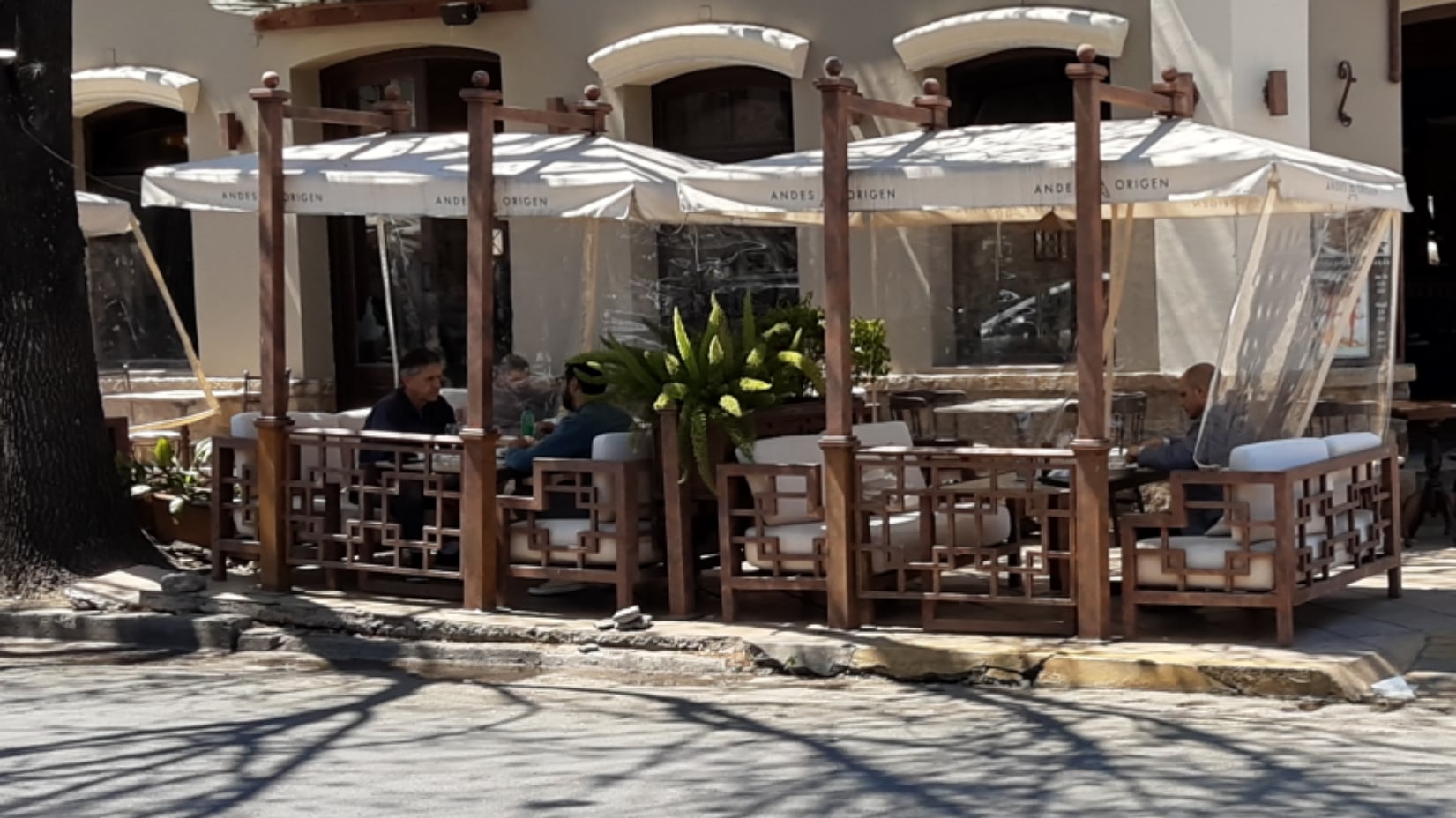 Locales gastronómicos seguirían autorizados a trabajar con mesas al aire libre