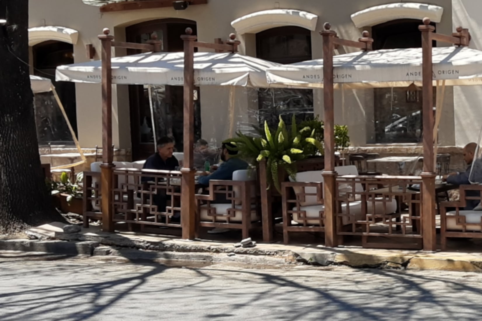 Locales gastronómicos seguirían autorizados a trabajar con mesas al aire libre