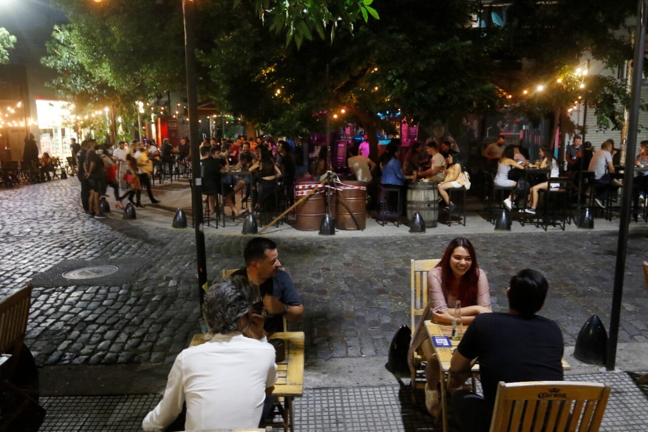 La ampliación del aforo en espacios cerrados, como bares, restaurantes, gimnasios, shopping, clubes o centros comerciales, se realizará según el esquema de fases que funciona en la Provincia.