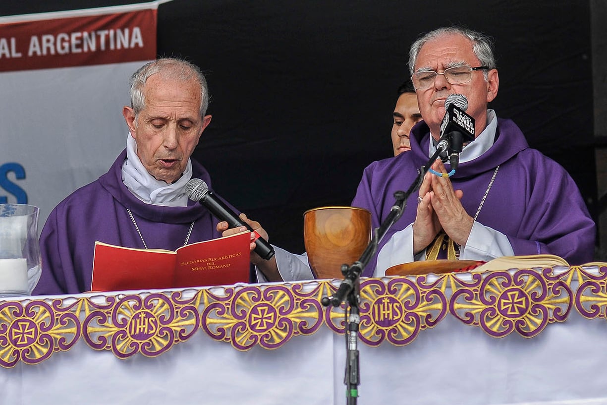 Los obispos Mario Poli y Oscar Ojea llaman a ser solidarios con los más pobres en el marco de la pandemia.