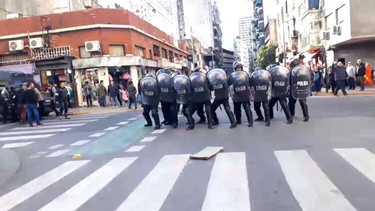 Los policías, listos para reprimir.