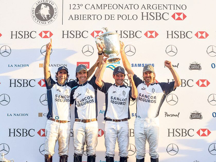 Juan Nero, Pablo Mac Donough, David Stirling y Adolfo Cambiaso con otra copa más.
