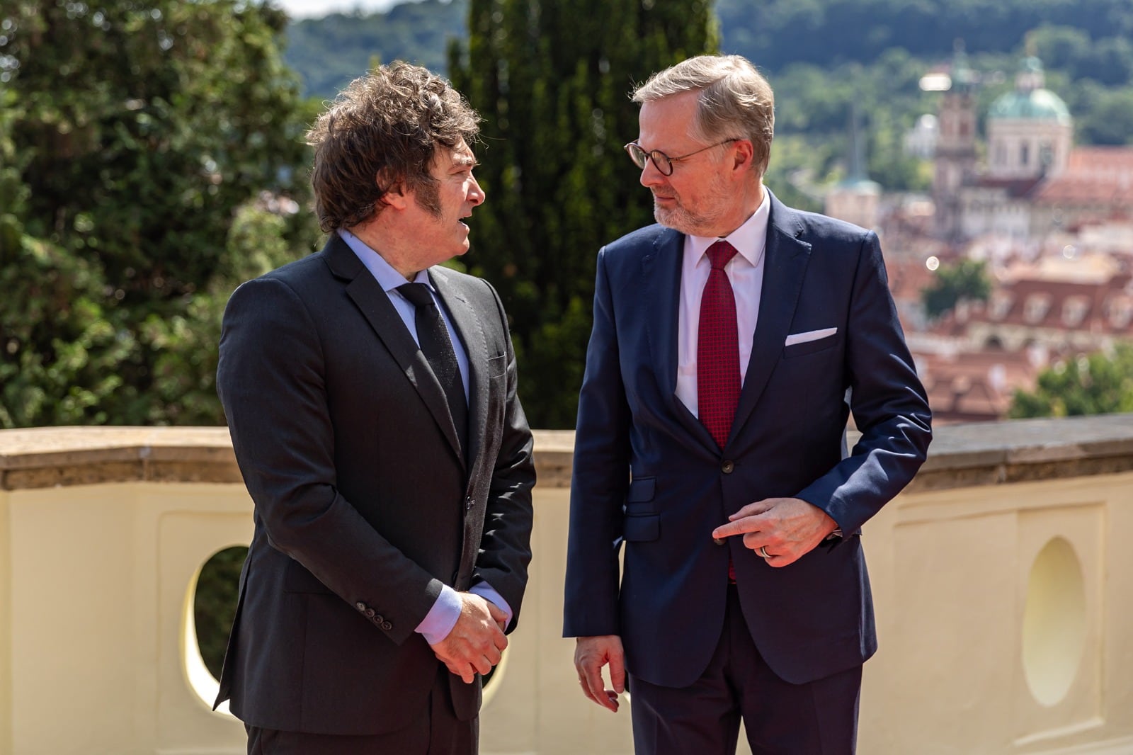 El mandatario argentino con el primer ministro checo, Petr Fiala, en una de las pocas reuniones que mantuvo con autoridades en su gira europea.