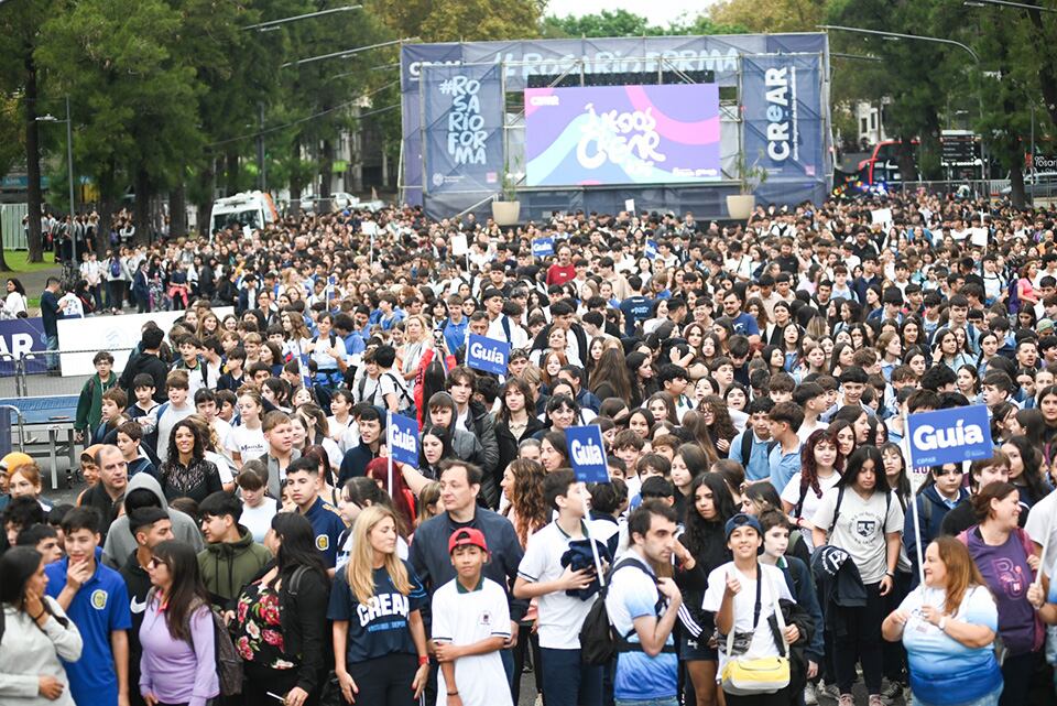 Miles de chicas y chicos de la ciudad participan del megaevento. 
