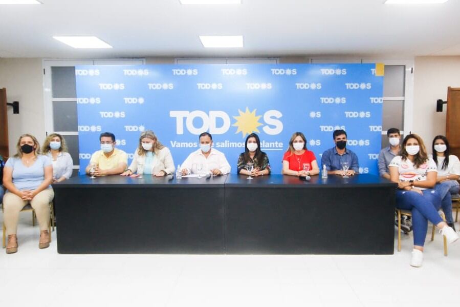 El gobernador Ricardo Quintela encabezó la conferencia.