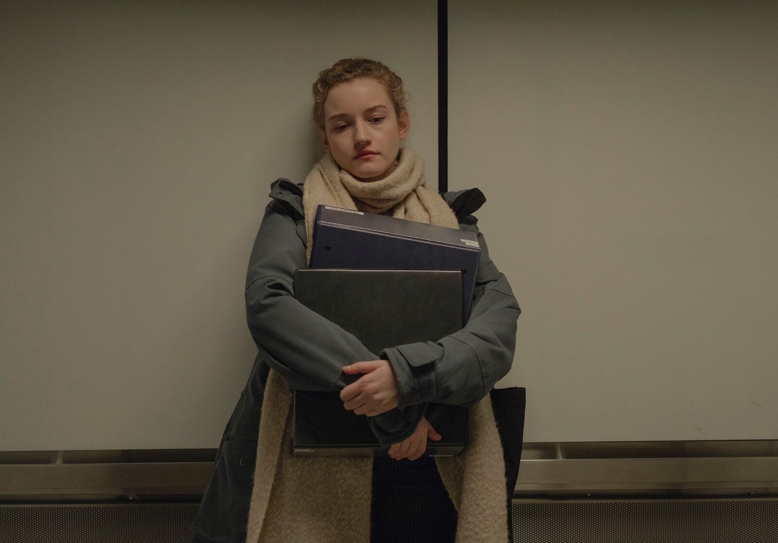 Julia Garner está perfecta, en un papel de los que exigen compromiso y no lucimiento.
