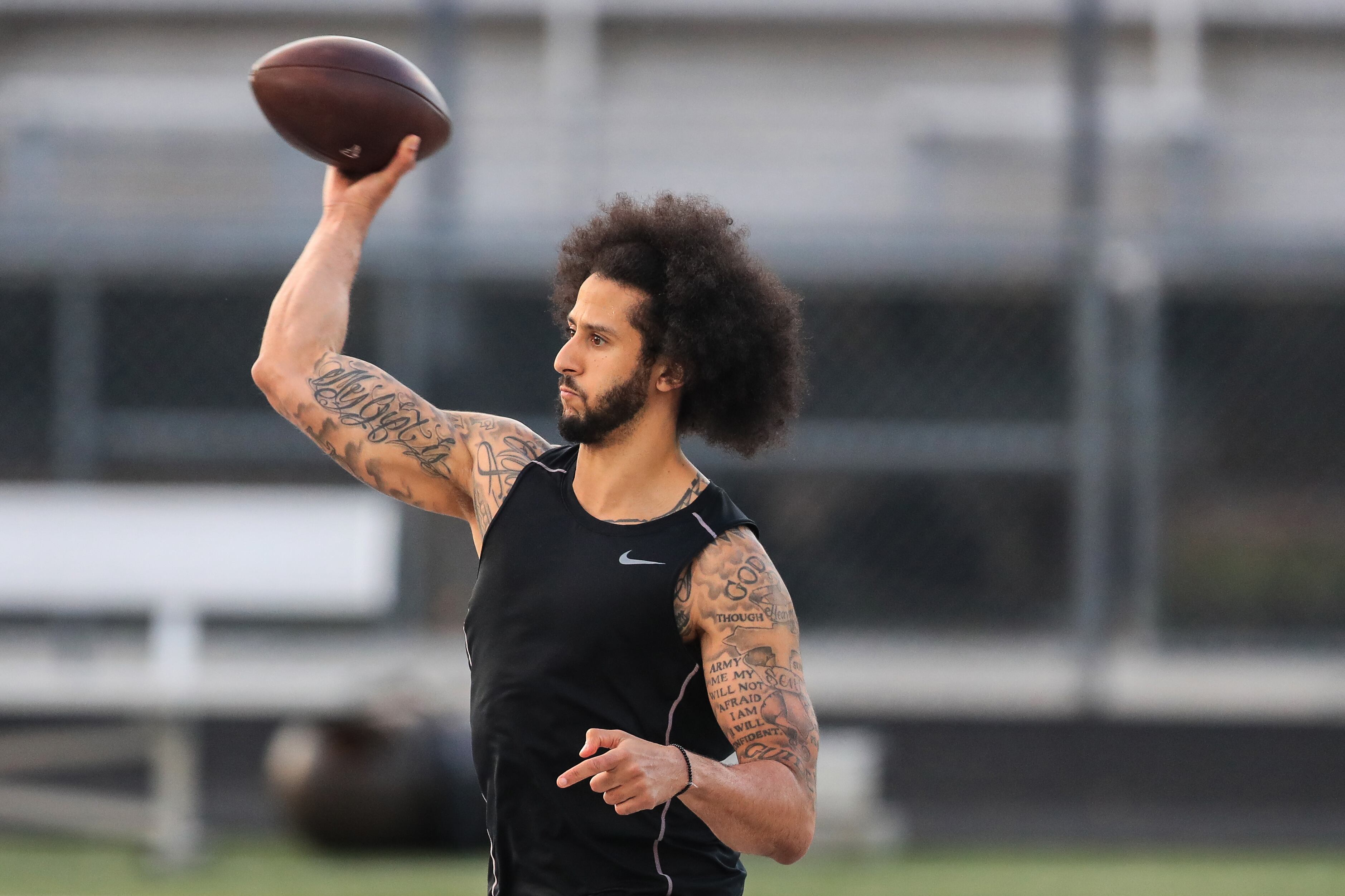 El brazo derecho de Kaepernick en acción: El jugador lució bien en la prueba. 