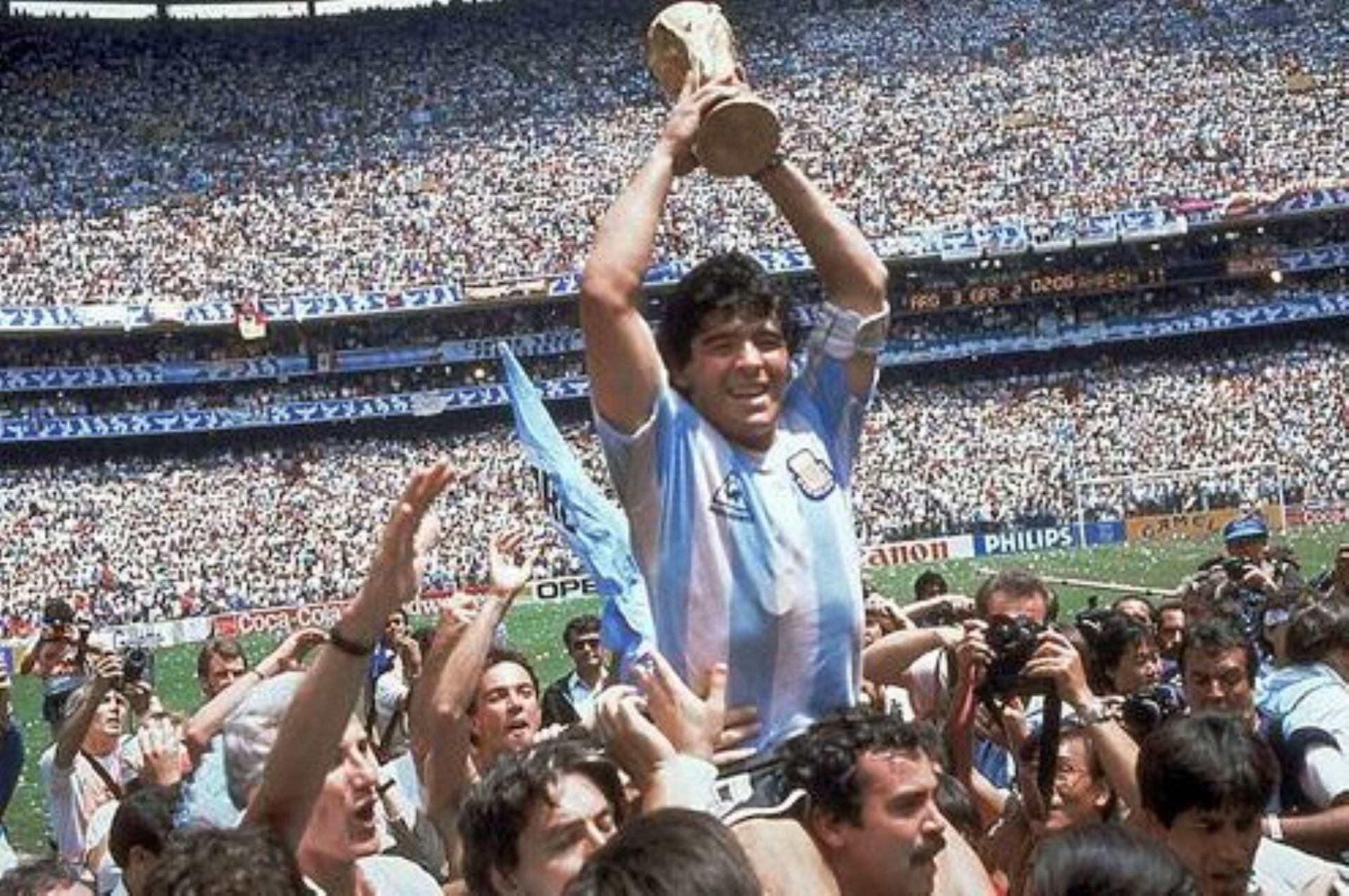 Diego Maradona levantando la Copa del Mundo en México 86, la segunda vez que Argetina salía campeón.