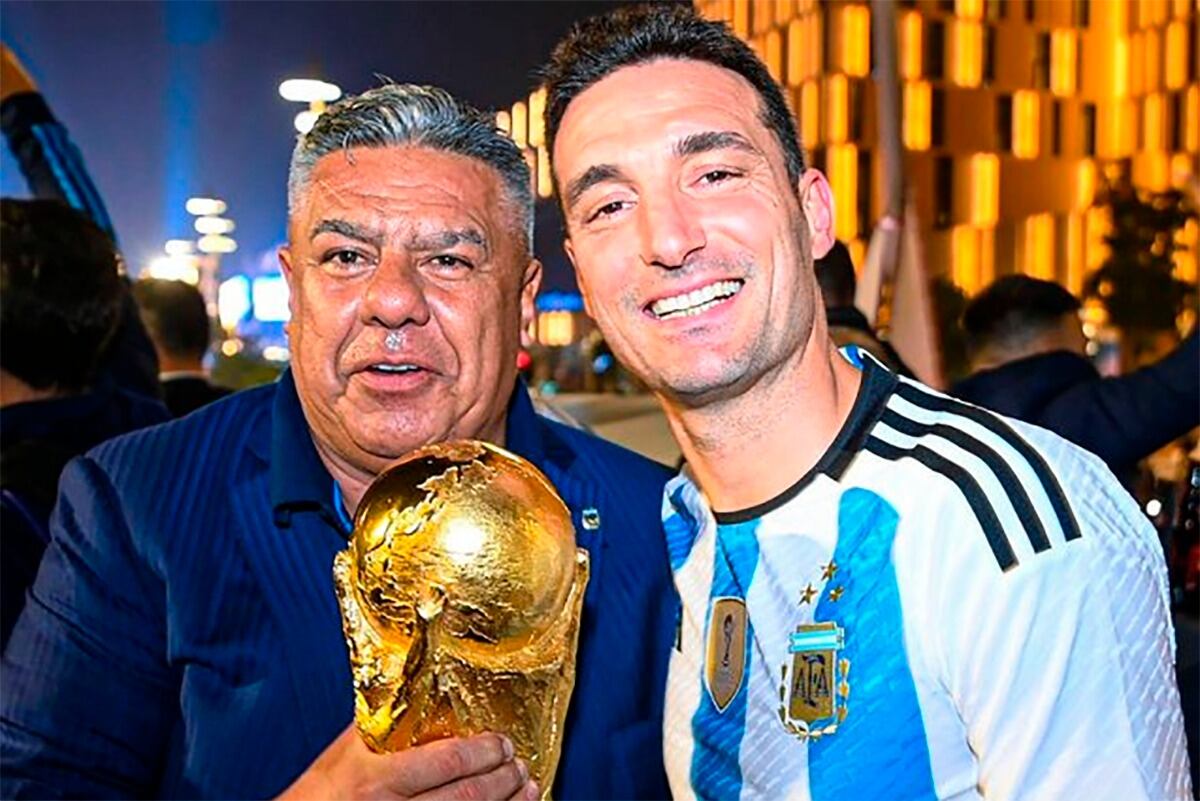 Chiqui Tapia junto a Lionel Scaloni.