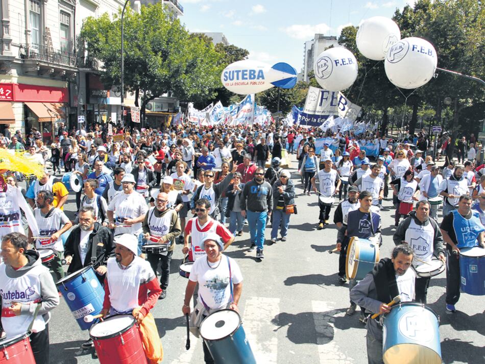 Durante la movilización se exigió la apertura de la paritaria nacional y se rechazó la propuesta provincial.