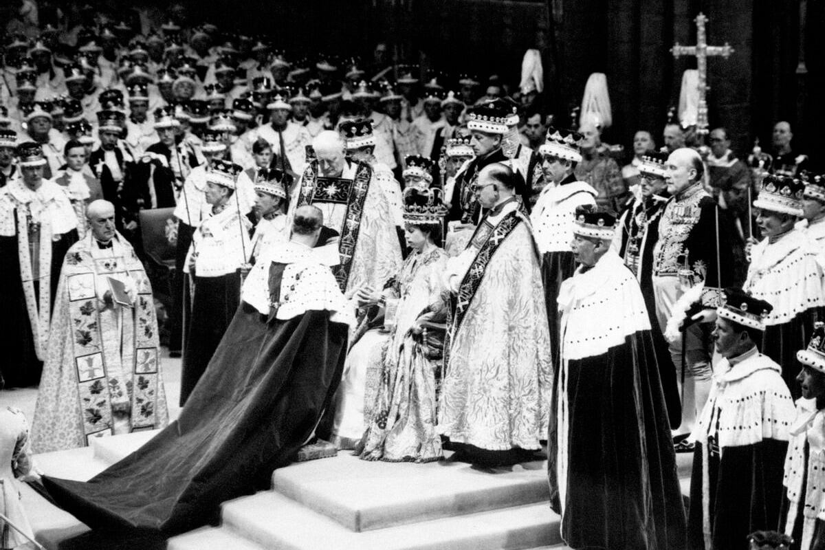 2 de junio de 1953: Isabel II es coronada. Fue la última coronación en Londres hatsa la de este sábado.
