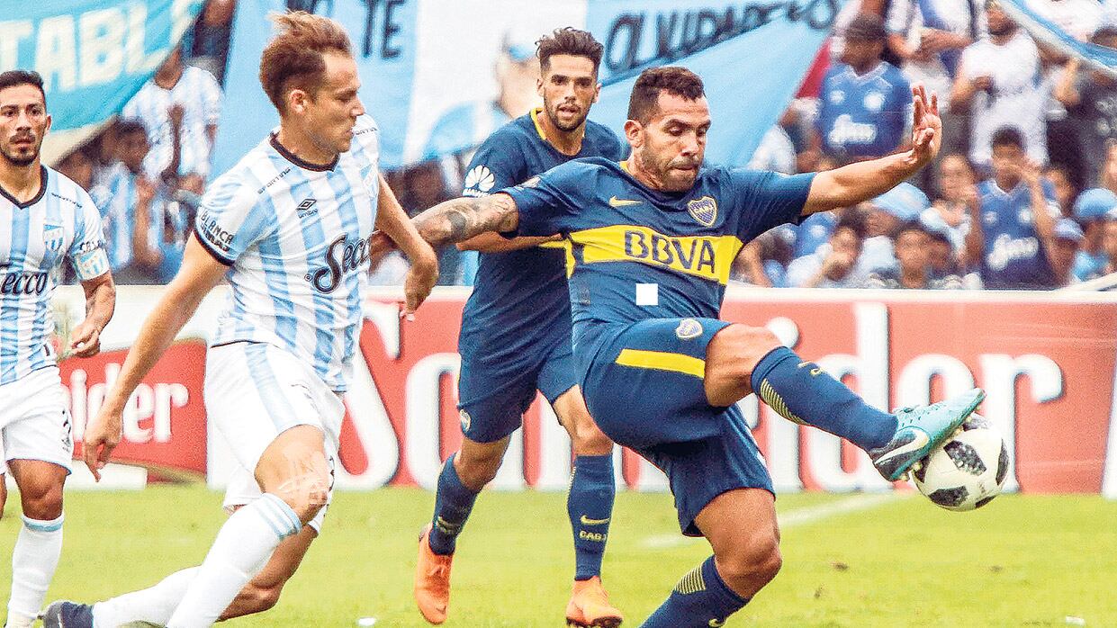 n Tevez controla le pelota ante la presencia de su marcador. El delantero jugó un poco mejor que el miércoles pasado.