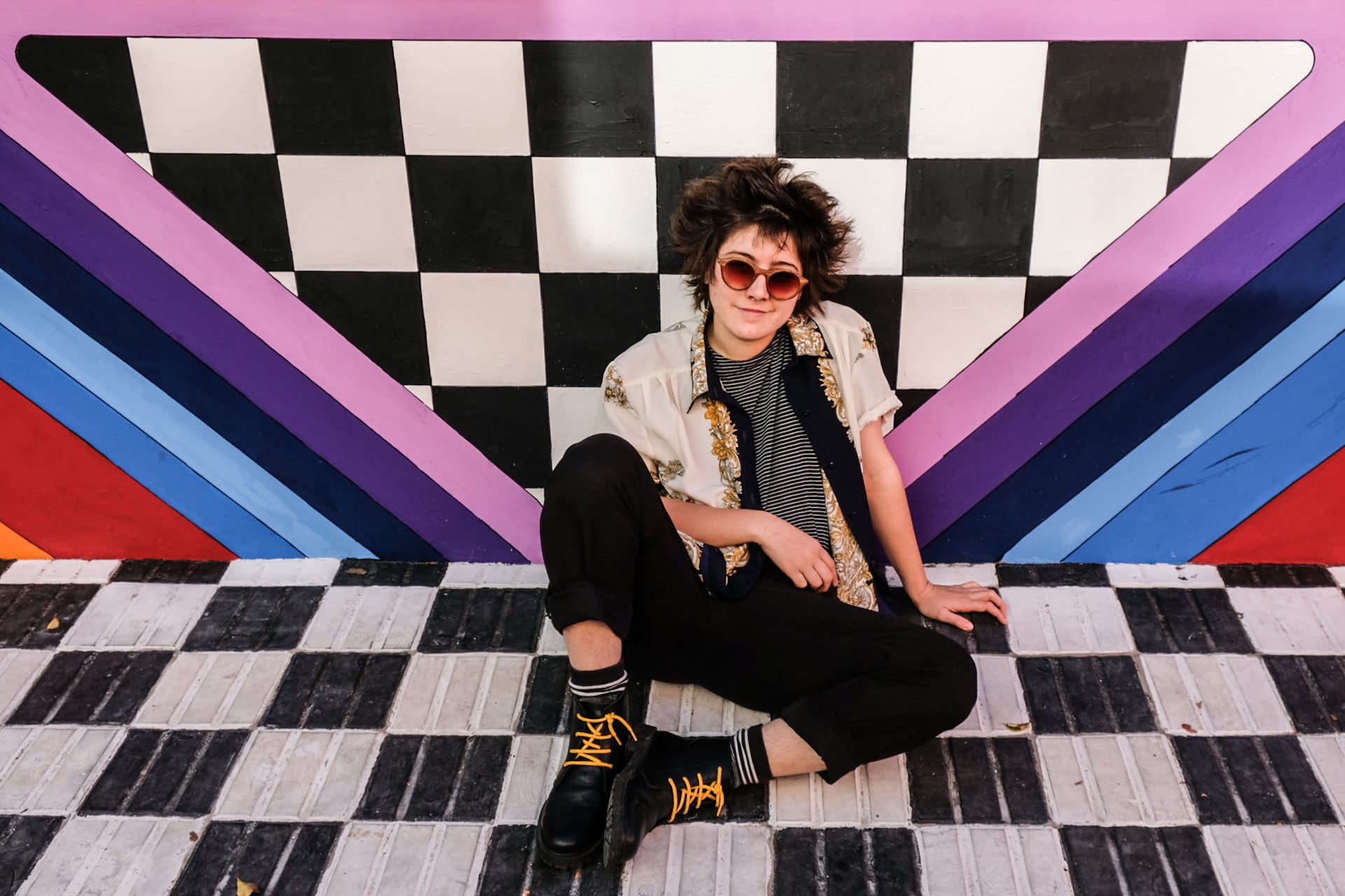 Melanie compone, canta, toca de todo, produce y se reúne con otres, buscando expresarse con músicas bien dinámicas.