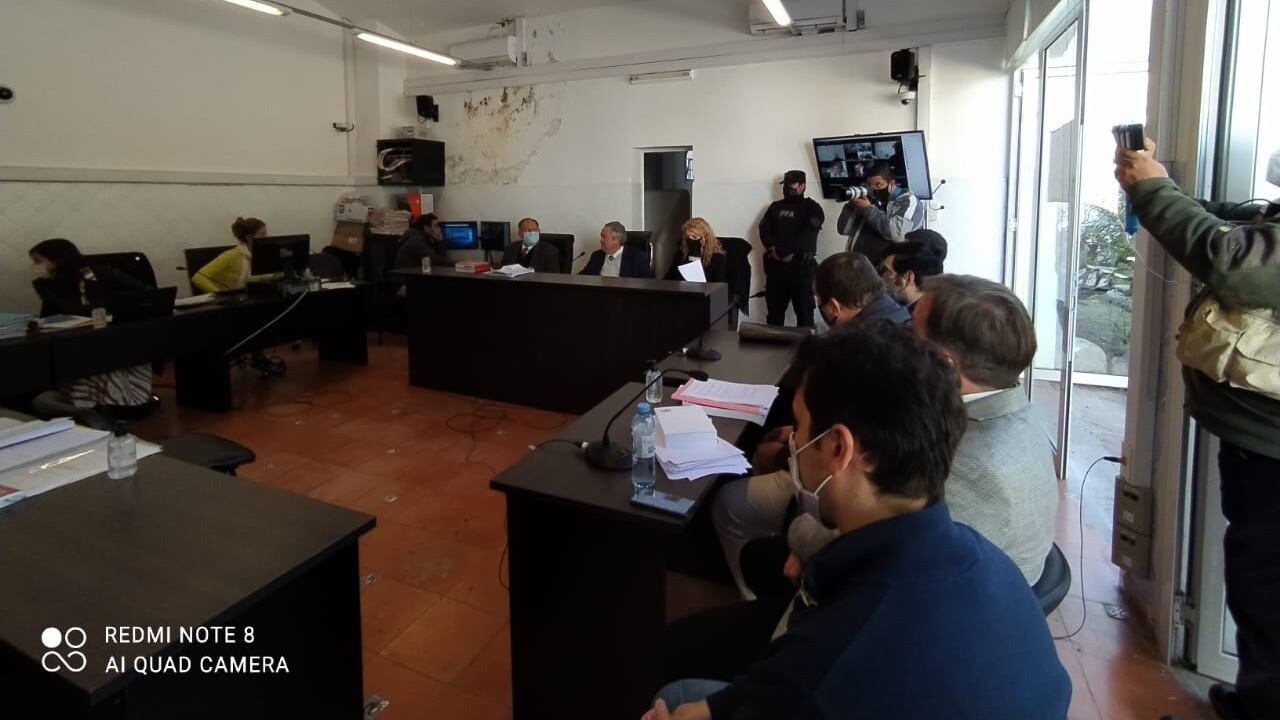 La audiencia se realiza de manera mixta, presencial y virtual. 