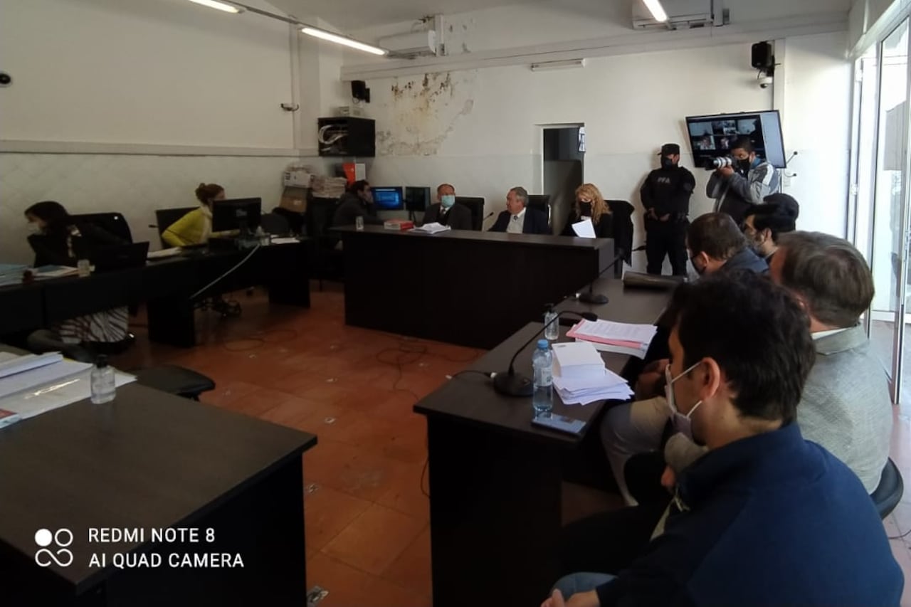 La audiencia se realiza de manera mixta, presencial y virtual.