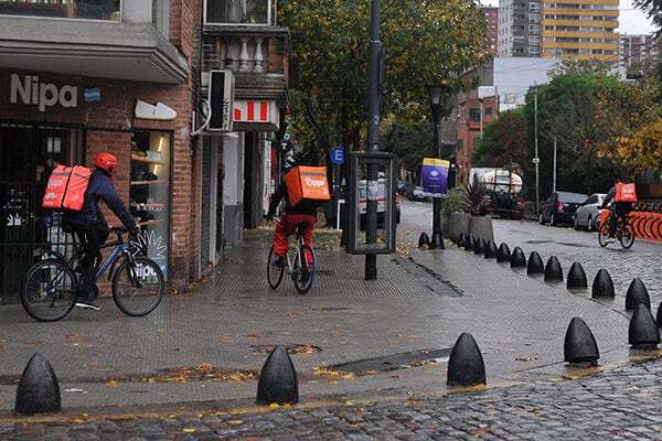 Cobertura de seguro y espacios de descanso para trabajadores de plataformas de delivery