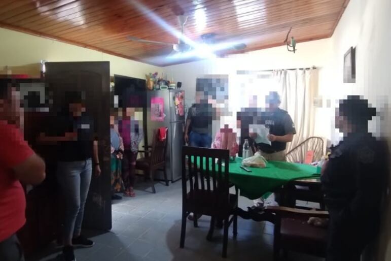 El allanamiento en la casa de José Gerala (primero de la izquierda)