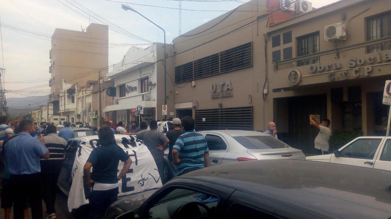 Concentración en las puertas de la sede de UTA en Salta