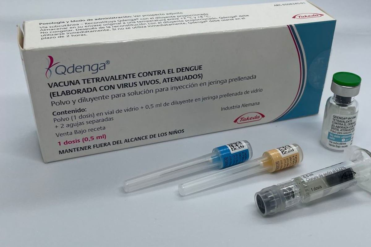 La vacuna se administra en dos dosis y no se requiere un refuerzo. (Qdenga)