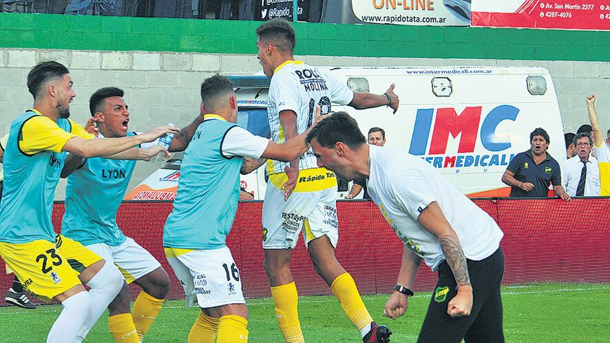 Molina salta en el festejo rodeado por sus compañeros.