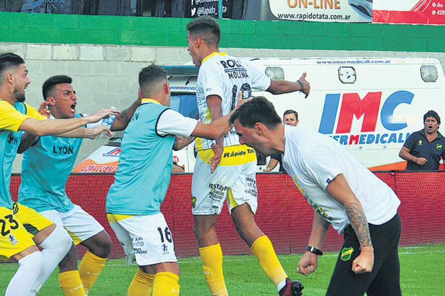 Molina salta en el festejo rodeado por sus compañeros.