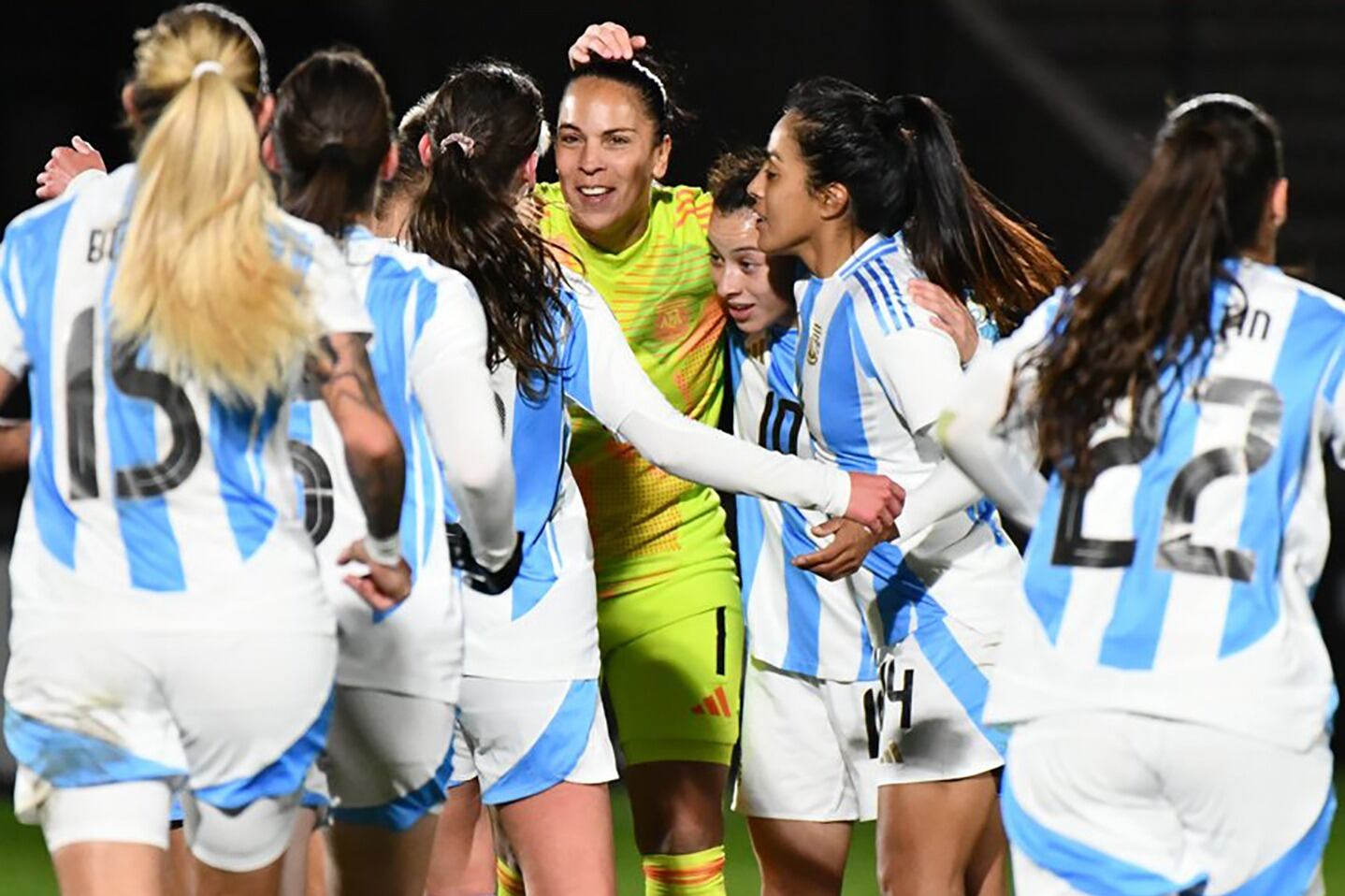 Las jugadoras de la Selección abrazan a la histórica arquera Vanina Correa.