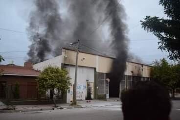Los daños en la sede de la minera fueron totales.