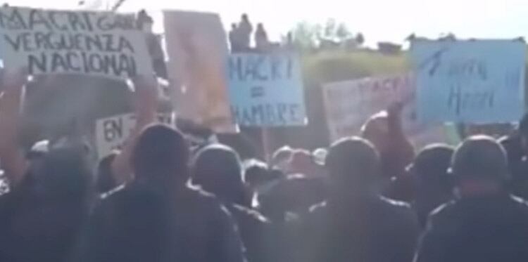 Un momento de la protesta, a metros del aeropuerto jujeño.