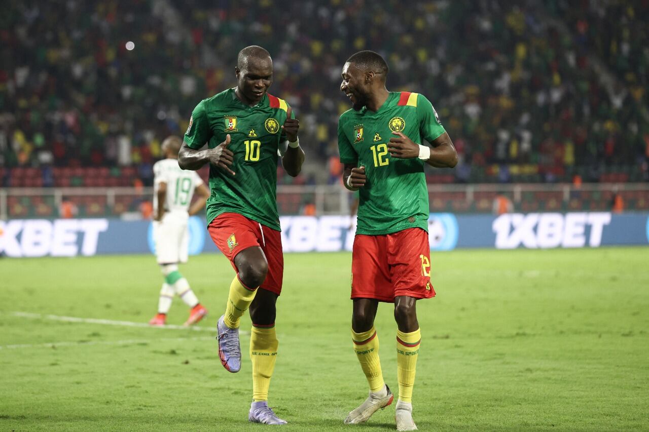 Aboubakar y Ekambi, goleadores de la jornada, celebran el éxito de Camerún