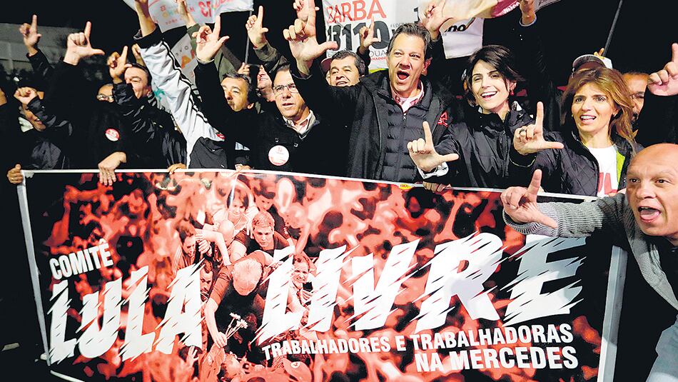 Fernando Haddad (4to der.), compañero de fórmula de Lula, durante un evento de campaña en Sao Bernardo do Campo.