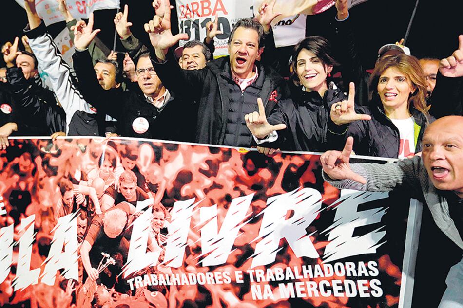 Fernando Haddad (4to der.), compañero de fórmula de Lula, durante un evento de campaña en Sao Bernardo do Campo.