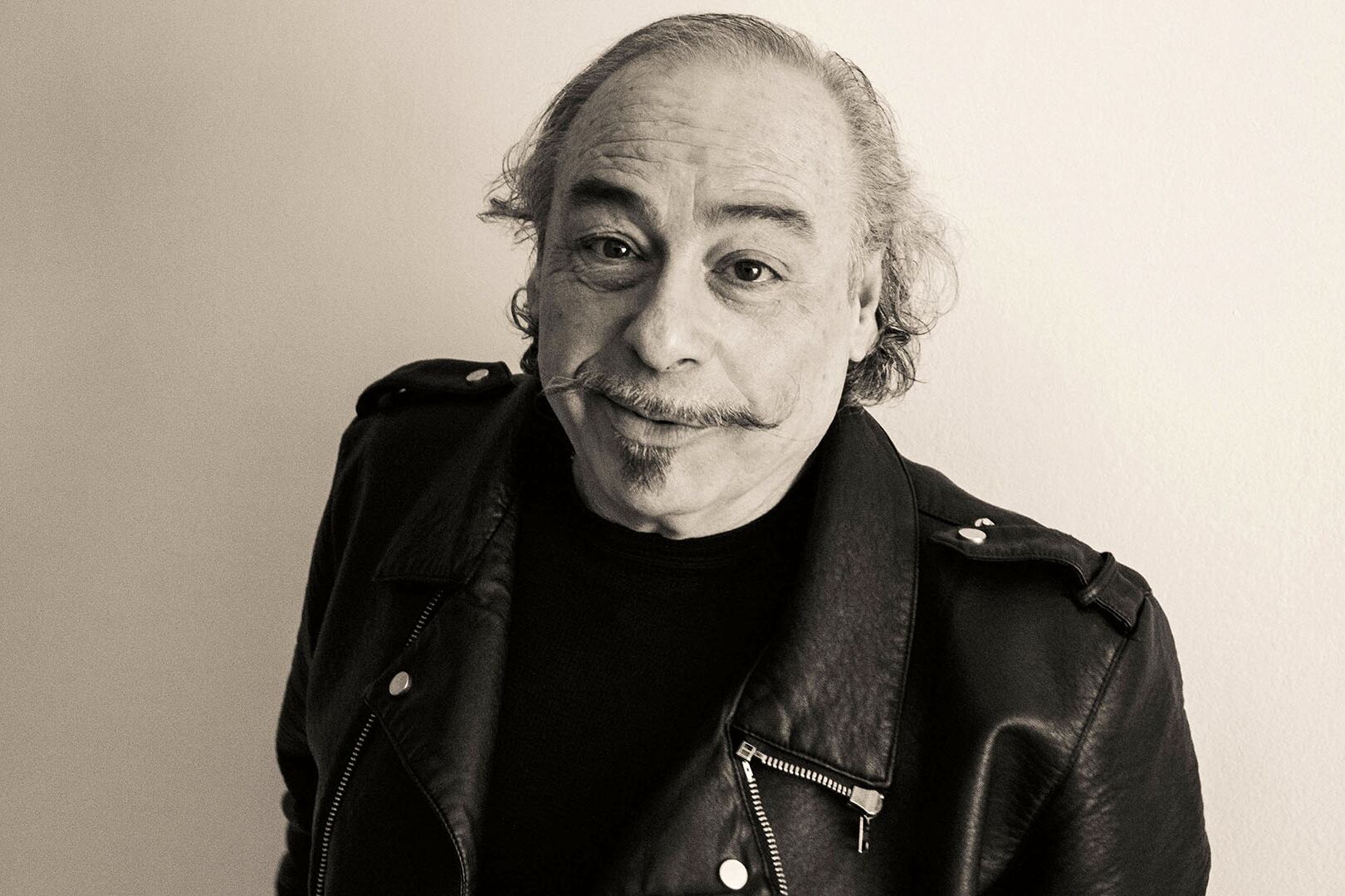 Luis Caro es actor, dramaturgo y escritor, además de músico.