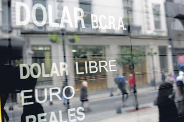 El Banco Central destinó un stock de 5000 millones para oferta de dólares a 25 pesos. Aún no debió abrirlo.
