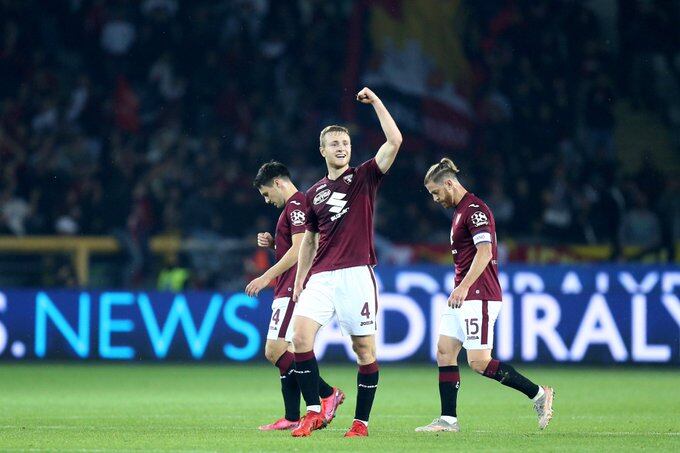 Pobega celebra su gol para Torino; detrás Ansaldi, que luego saldría lesionado