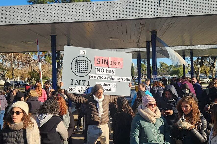 Trabajadores del Inti protestaron en la puerta del Instituto