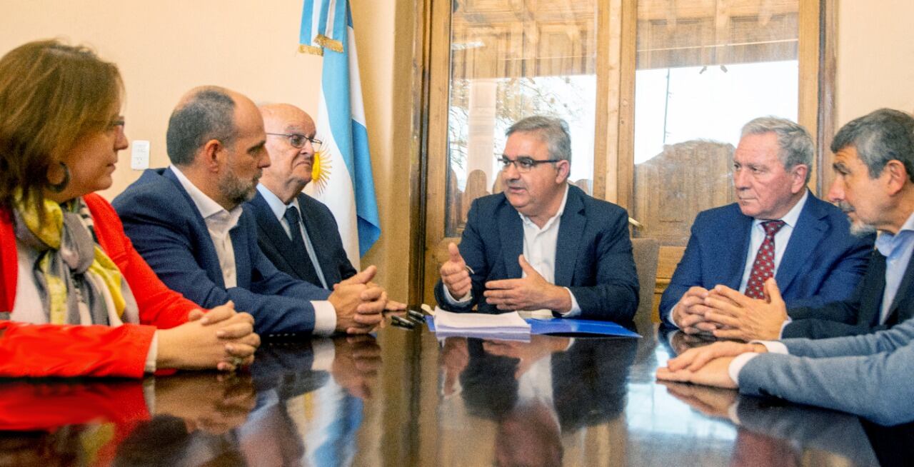 Raúl Jalil junto a De Mendiguren y directivos de YPF.