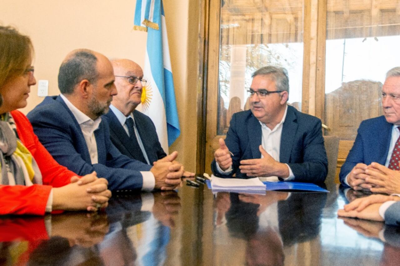 Raúl Jalil junto a De Mendiguren y directivos de YPF.